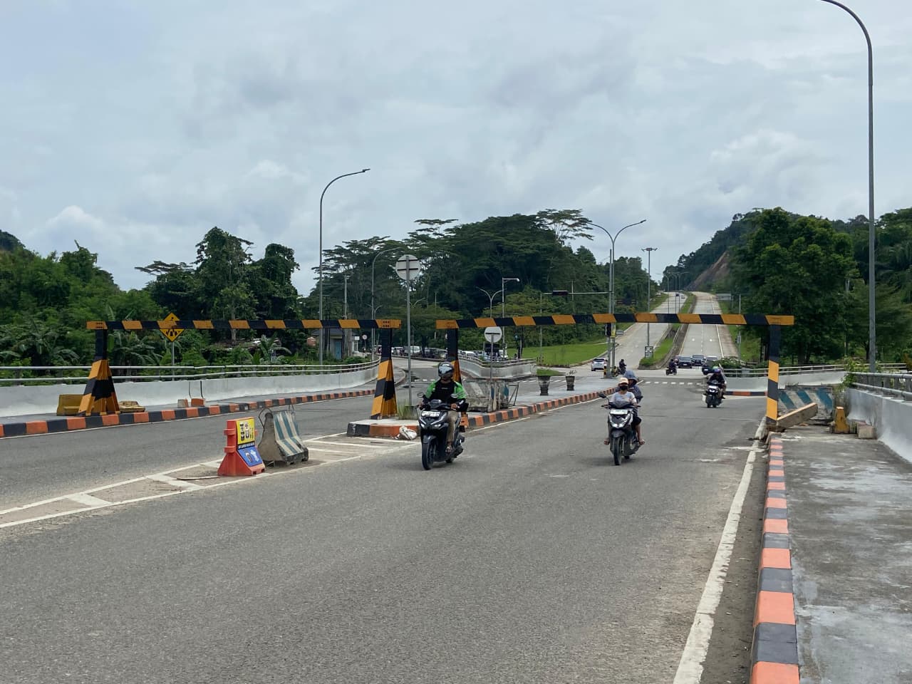 Dinilai Menghambat Mobilitas Pengendara, Fungsi Portal di Jembatan Mahkota 2 Jadi Sorotan