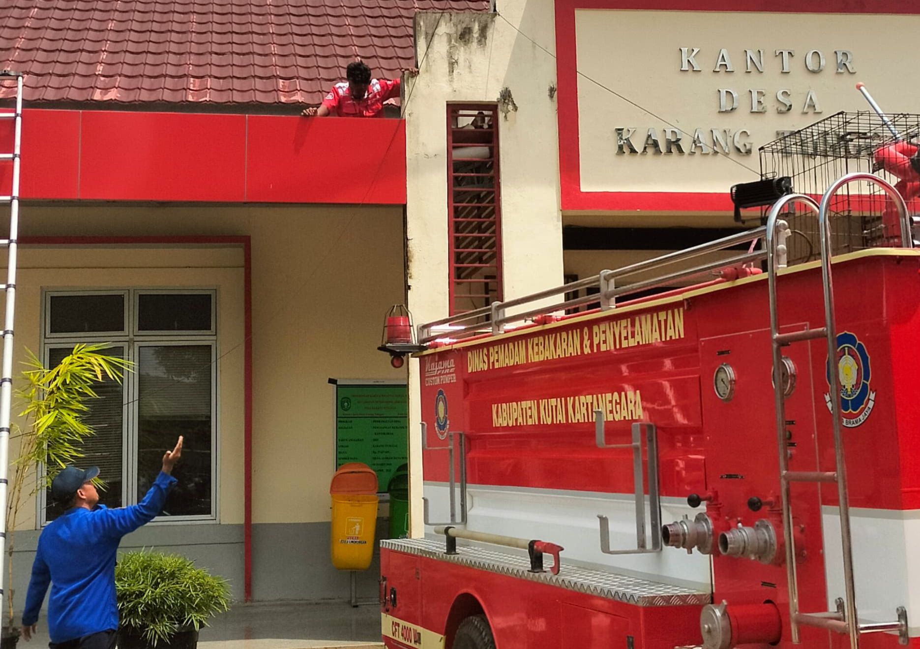 Beruntung Selamat, Petugas WiFi Kesetrum di Atap Kantor Desa Karang Tunggal