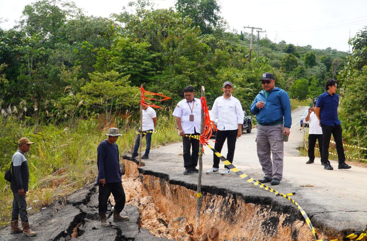 Atasi Jalan Ambles, Pemkab Berau Ambil Langkah Cepat Dengan Lakukan Penimbunan 