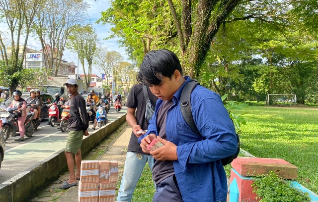  Jasa Penukaran Uang Pinggir Jalan Makin Ramai Jelang Lebaran 