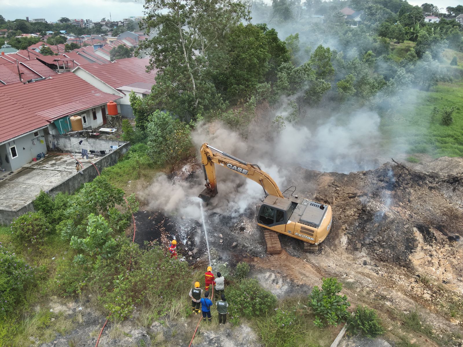 BPBD Balikpapan Padamkan Kebakaran Lahan, Diduga Berasal dari Batu Bara