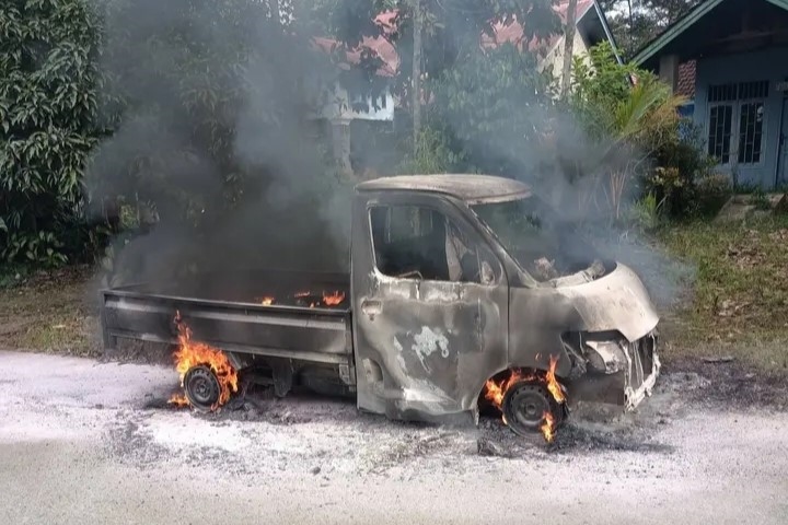 Pick Up Granmax Mendadak Terbakar di Jalan Barong–Linggang Bigung Kubar