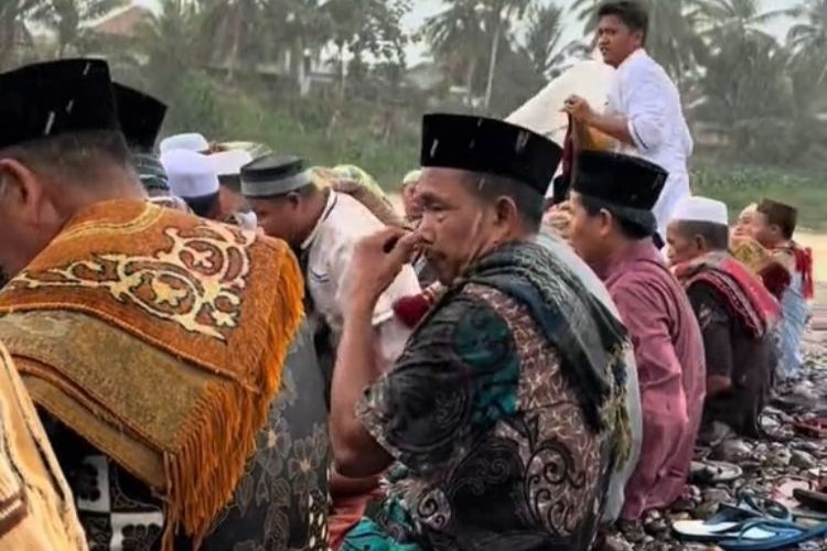 Ajaib, Shalat Istisqa’ Warga Kampung ini Langsung Dijawab dengan Hujan