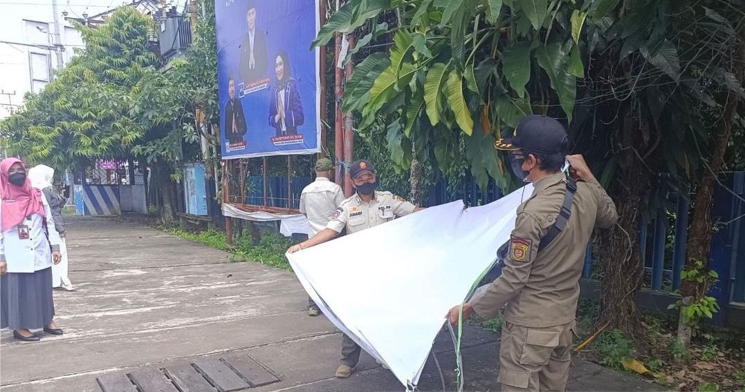 Satpol-PP Balikpapan Tertibkan Alat Peraga Kampanye Tak Berizin