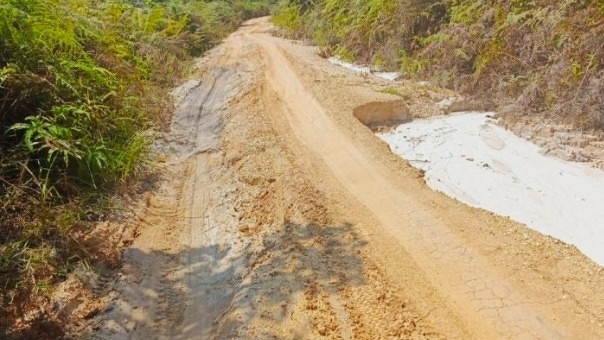 PT MKB Dinilai Abai, Warga Jerang Melayu Terjebak Jalan Rusak