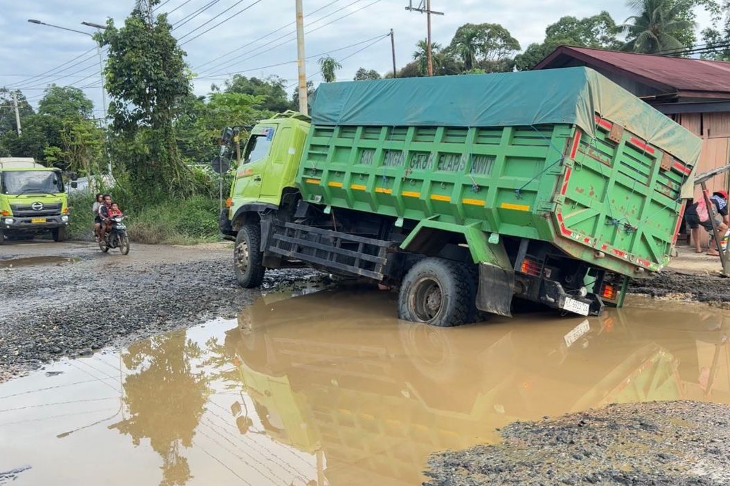 Truk Kernel Sawit Terperosok di Jalan Nasional Simpang Raya Kutai Barat, Warga Blokade Angkutan CPO