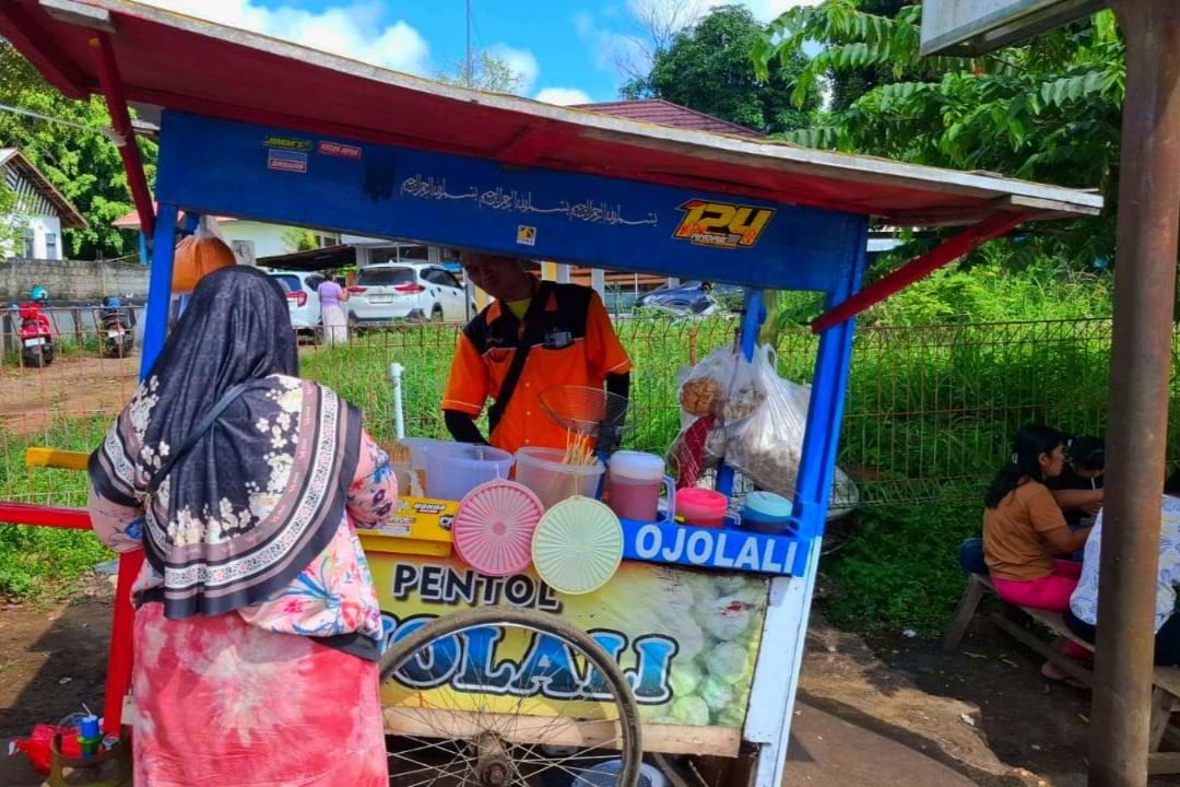 11 Tahun dengan Gerobak Pentol Ojo Lali di Kutai Barat, Hadi Suwito Raup Jutaan Rupiah Tiap Bulan