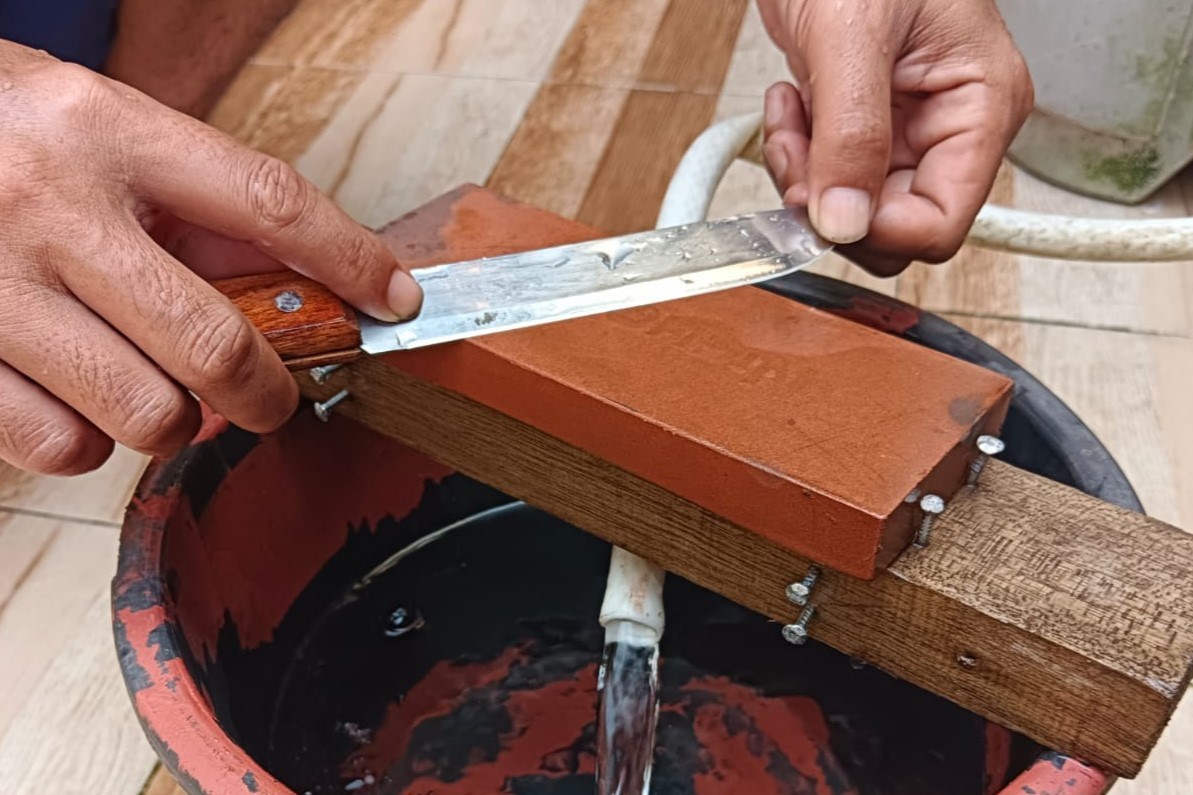 Cara Mengasah Pisau Super Tajam dan Tidak Mudah Tumpul untuk Persiapan Idul Adha
