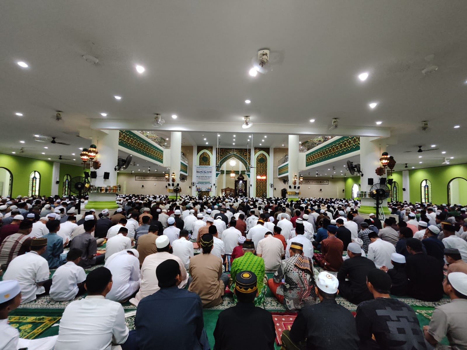 Penuh Khidmat, Umat Muslim Grogot Laksanakan Salat Idulfitri di Masjid Agung Nurul Falah