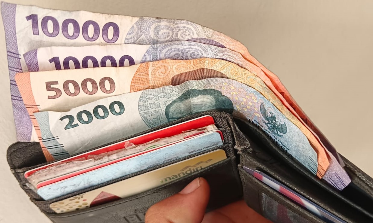Rupiah Melemah 38 Poin, Bankir: Tertekan Kenaikan Harga Minyak Global