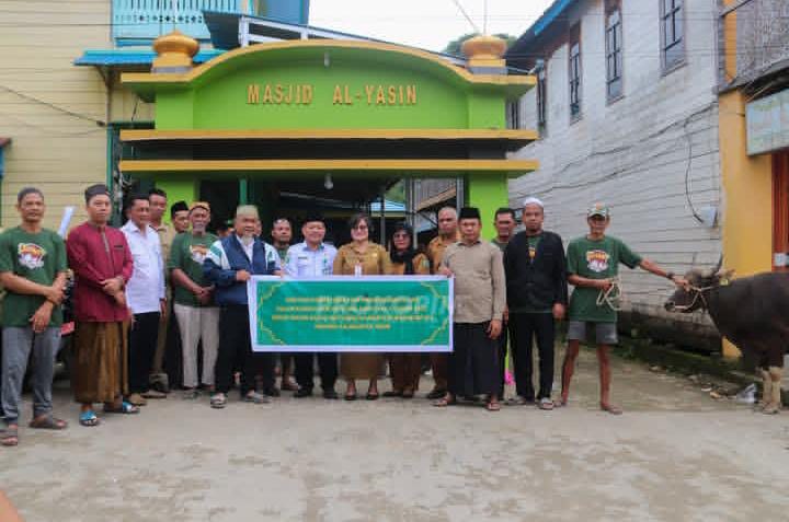 Jelang Hari Raya Iduladha 1446 Hijriah, Pemkab Mahulu Serahkan Hewan Kurban ke Sejumlah Masjid