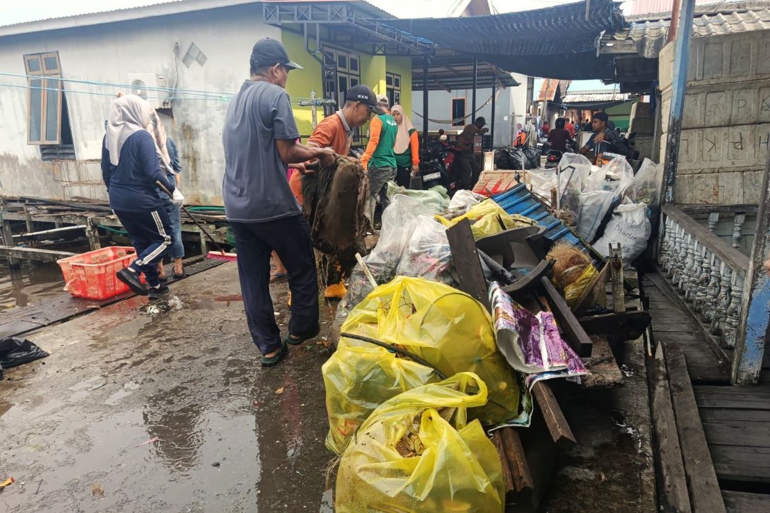2,5 Jam Bersih-Bersih, Sampah 1,8 Ton Diangkut dari Permukiman Warga Pesisir Bontang