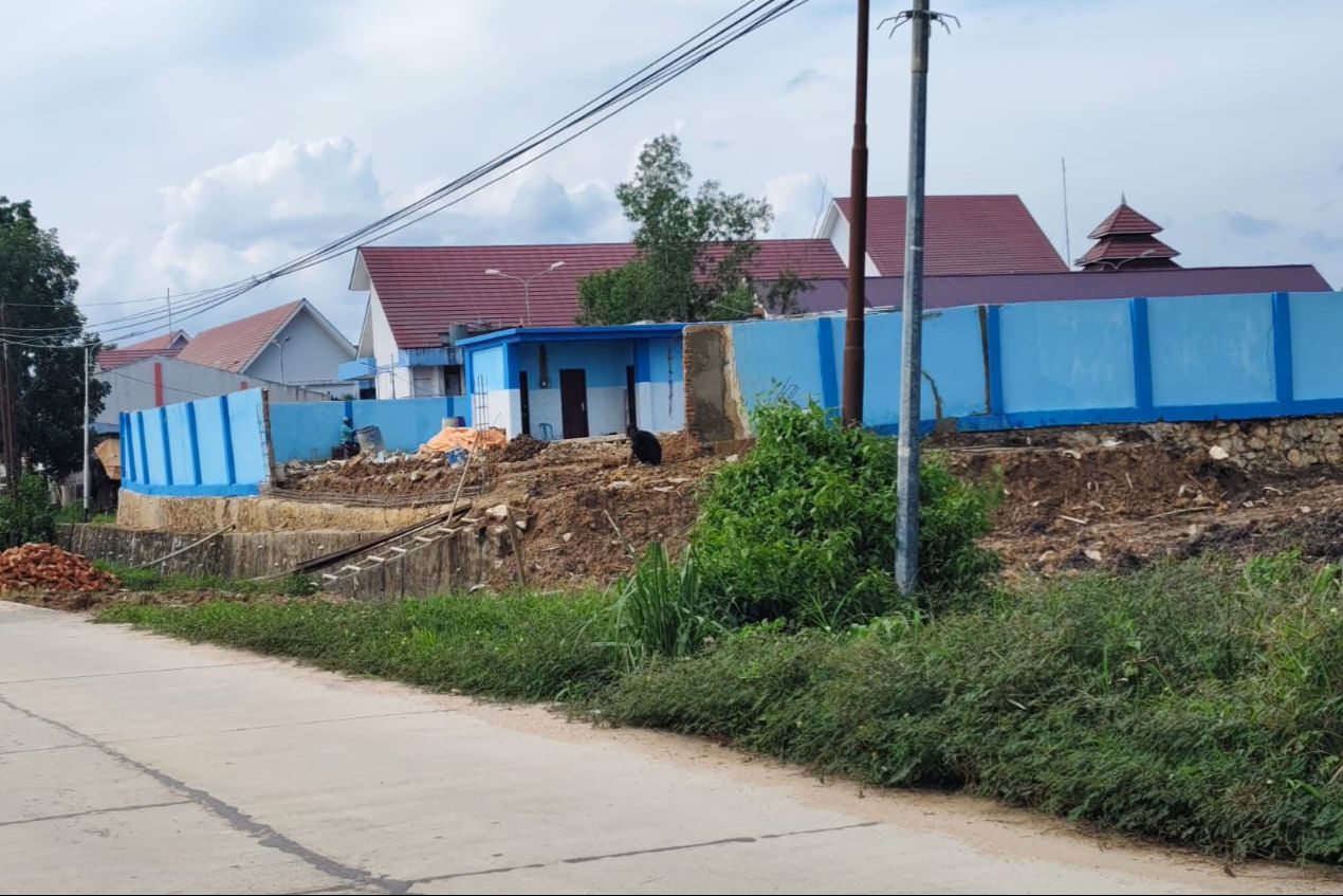 Proyek Kolam Renang SMKN 2 Sangatta Utara dengan Anggaran Rp9 M Belum Rampung, Dinding sudah Ambruk