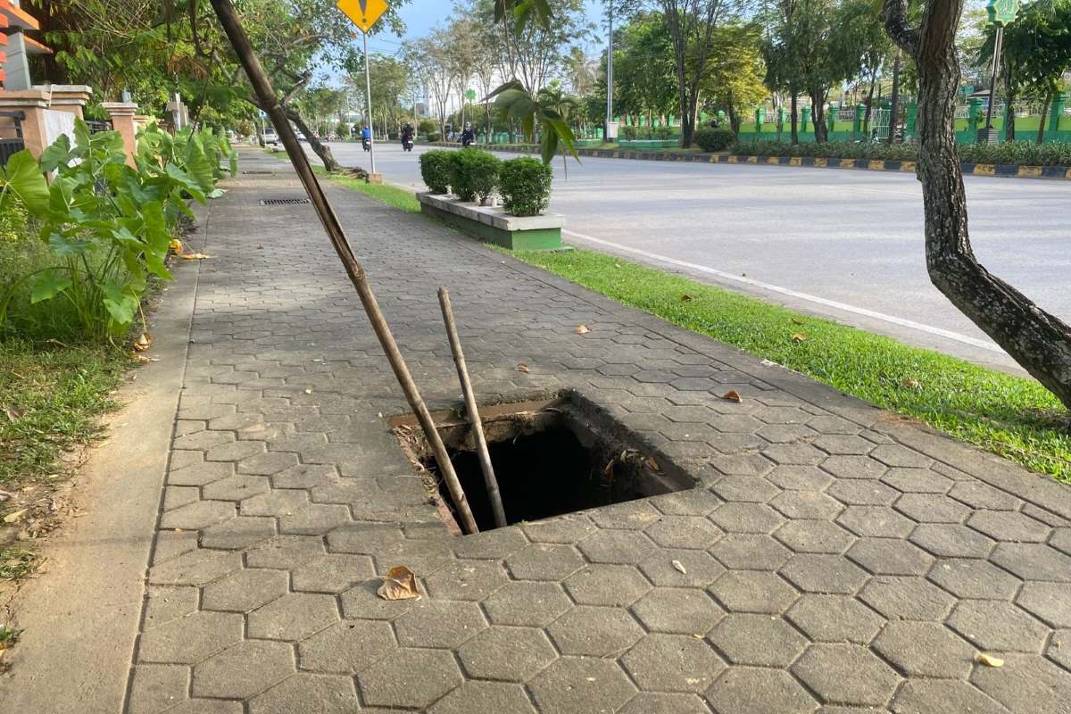 Banyak Hilang, Manhole Trotoar di Tanah Grogot Dibiarkan Menganga