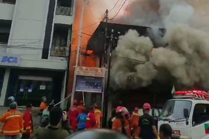 Breaking News! Pagi-pagi, Dua Bangunan di Samarinda Dilahap Api