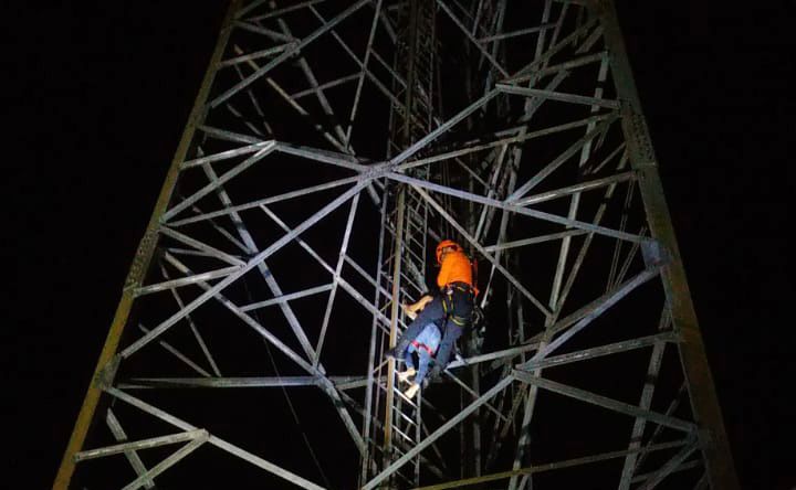 Diduga Karena Masalah Rumah Tangga, Wanita di Balikpapan Nekat Panjat Tower 50 Meter