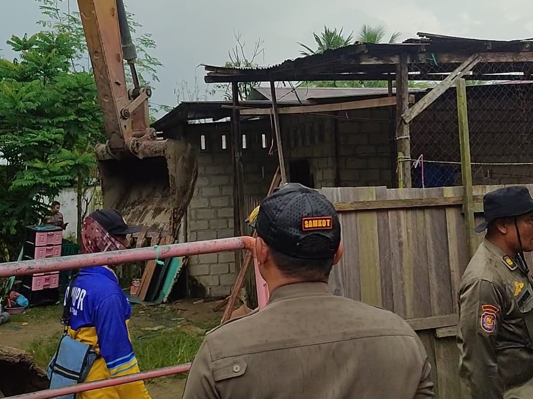 57 Bangunan di Lahan Insinerator Samarinda Seberang Dibongkar, Warga Menolak