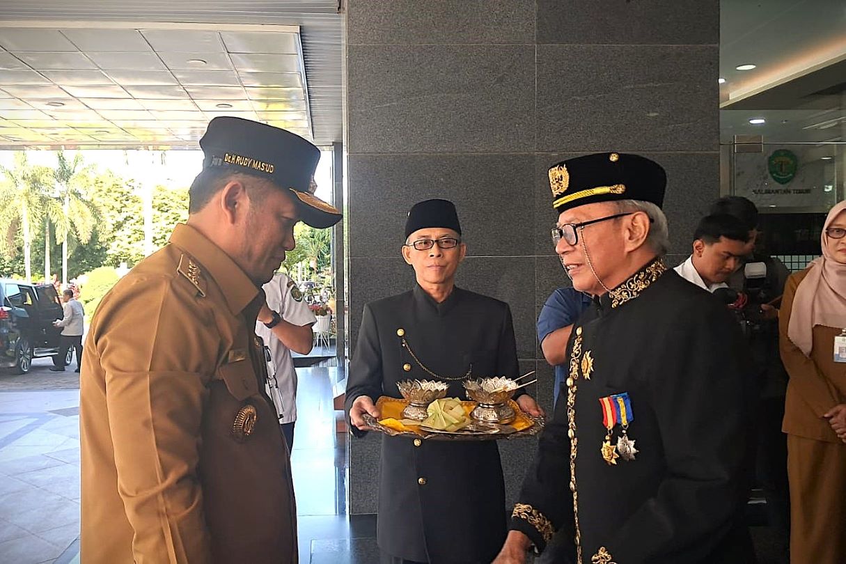 Rudy Mas’ud Disambut Prosesi Tepung Tawar di Kantor Gubernur Kaltim
