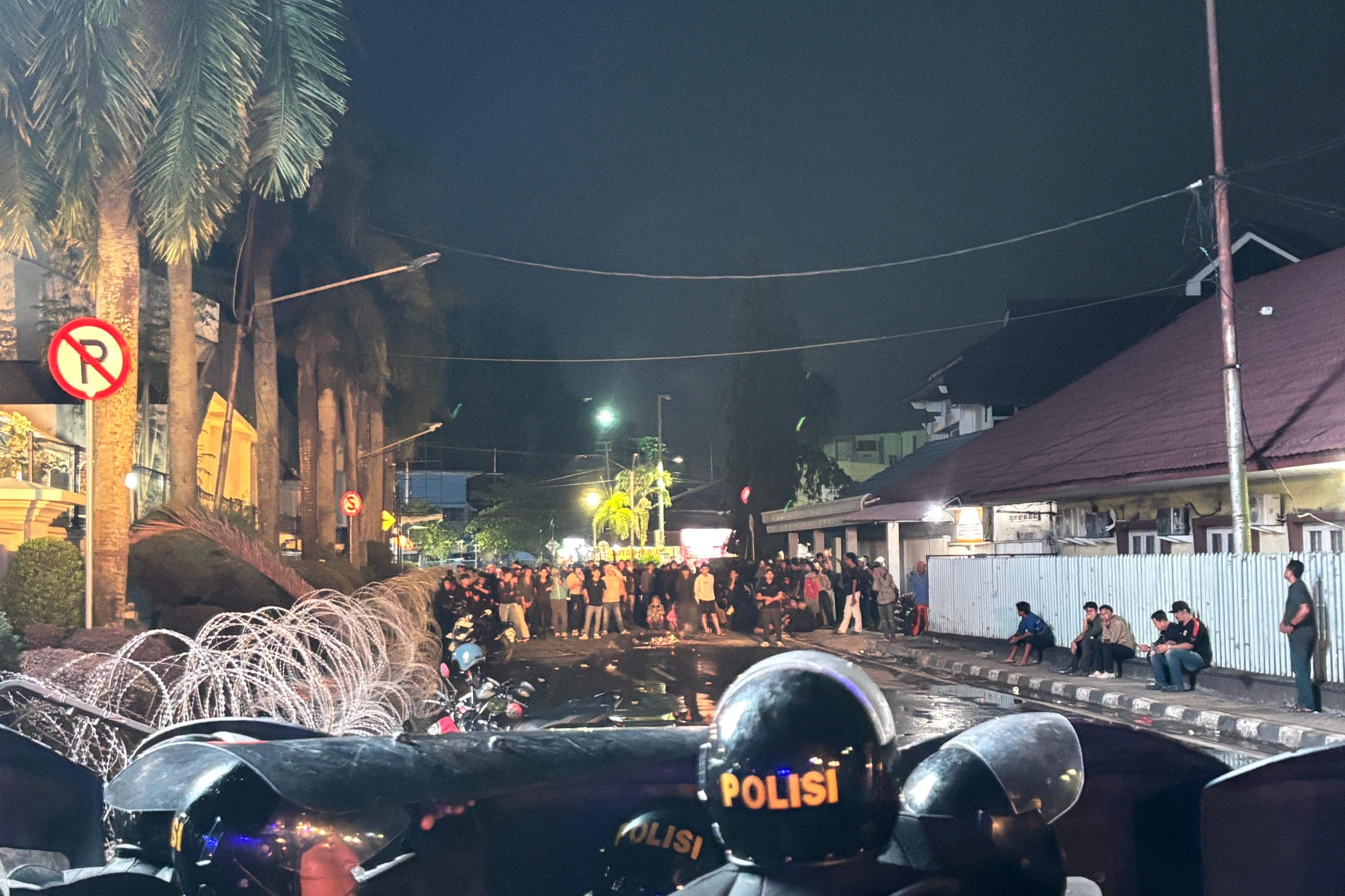 Jam Aksi Sudah Habis, Para Demonstran Dipaksa Mundur oleh Aparat