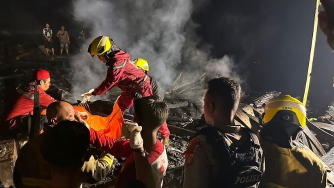 Kebakaran Besar di Tenggarong, Satu Korban Tewas dan Dua Petugas Luka