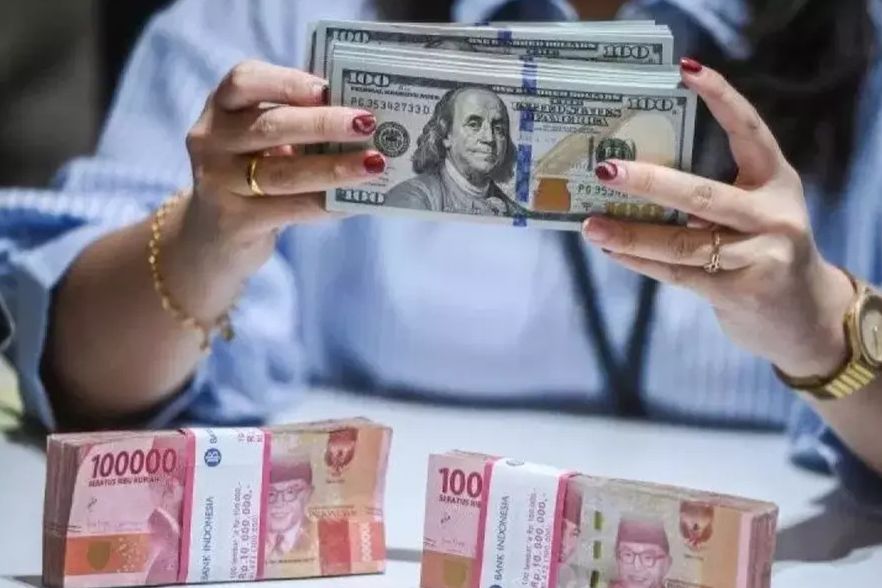 Nilai Tukar Rupiah Jeblok hingga Rp18.000 Per Dolar AS, IHSG Ikut Ambruk