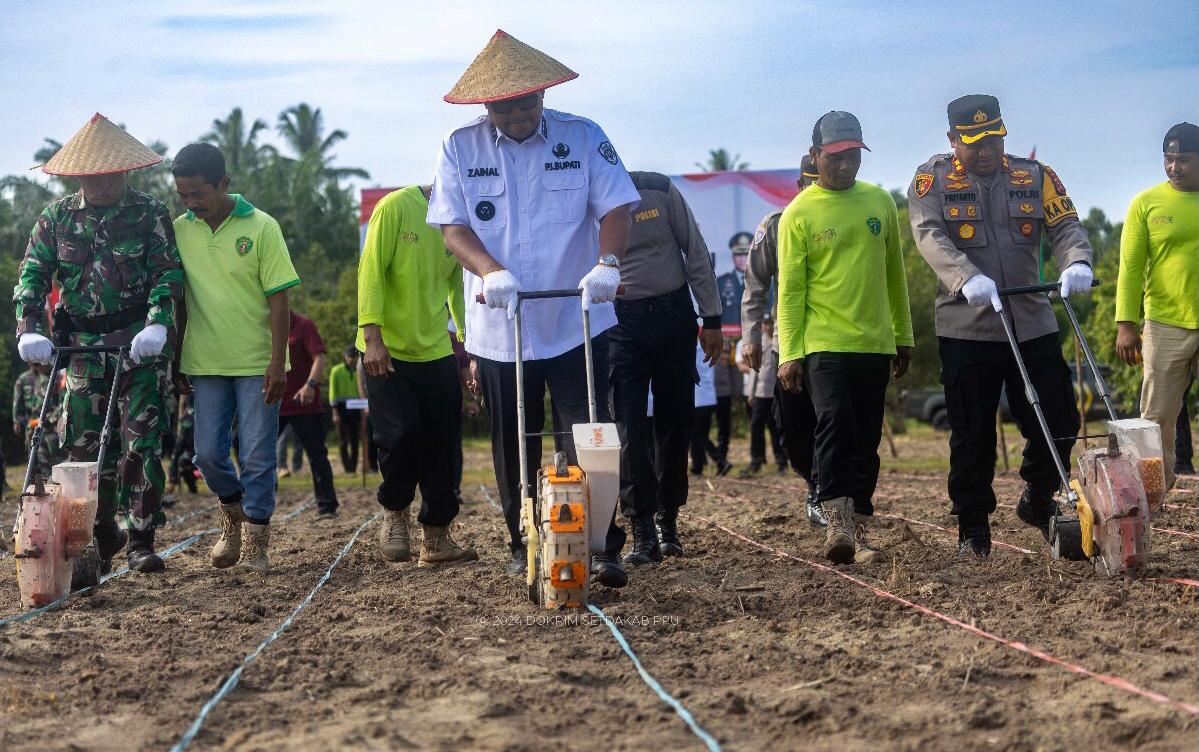 Dukung Ketahanan Pangan, Pj Bupati PPU  Tanam Jagung Perdana Bersama TNI Polri