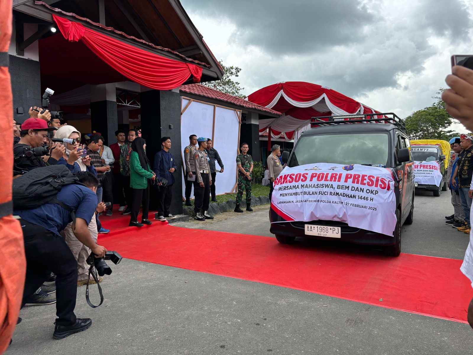 Polda Kaltim Gandeng Mahasiswa Bagikan Ribuan Paket Sembako Jelang Ramadan