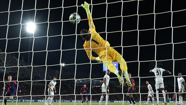 Blunder Sommer Selamatkan Barcelona dari Kekalahan, Imbangi Inter Milan 3-3