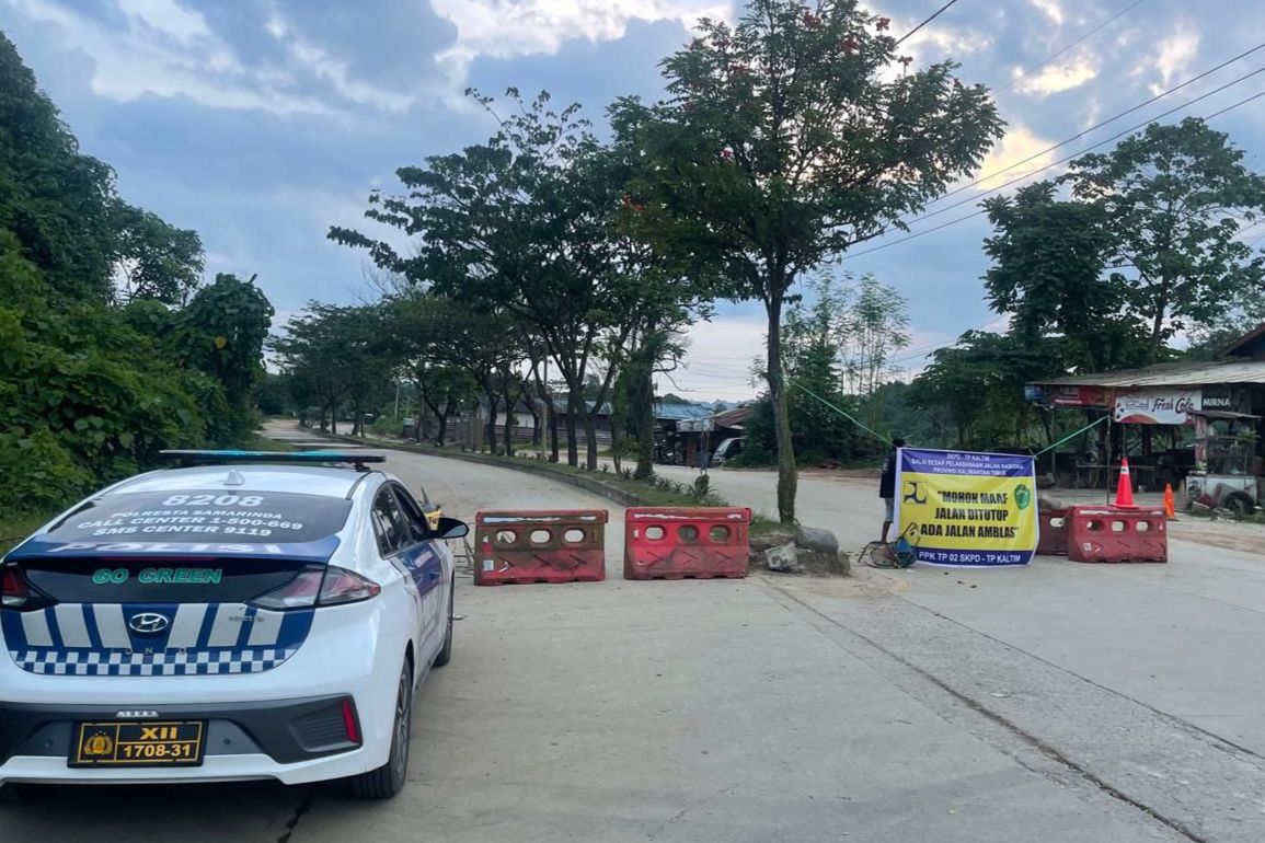 Jalur Penghubung Jalan Antarkota Ambles, Sat Lantas Polresta Samarinda Arahkan Warga ke Jalur Alternatif