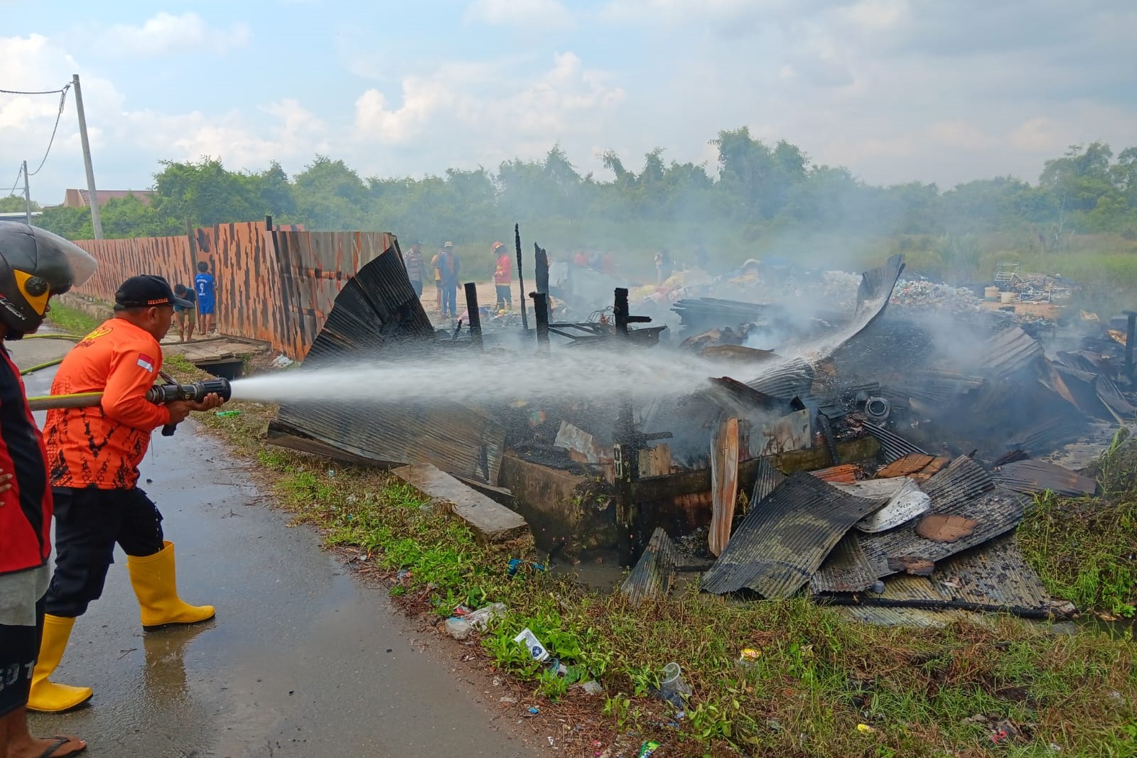 Gudang Barang Bekas di Jalan Garuda Terbakar 