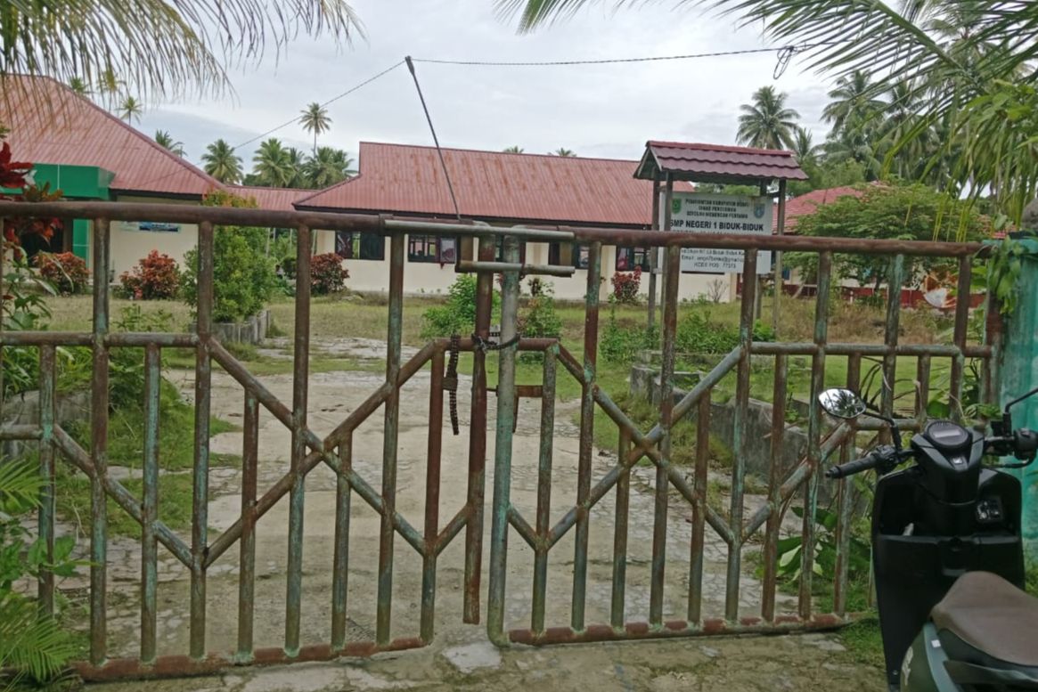 Pintu Pagar SMPN 01 Bidukbiduk Digembok, Siswa Siswi Masuk ke Sekolah Lewat Celah Pagar