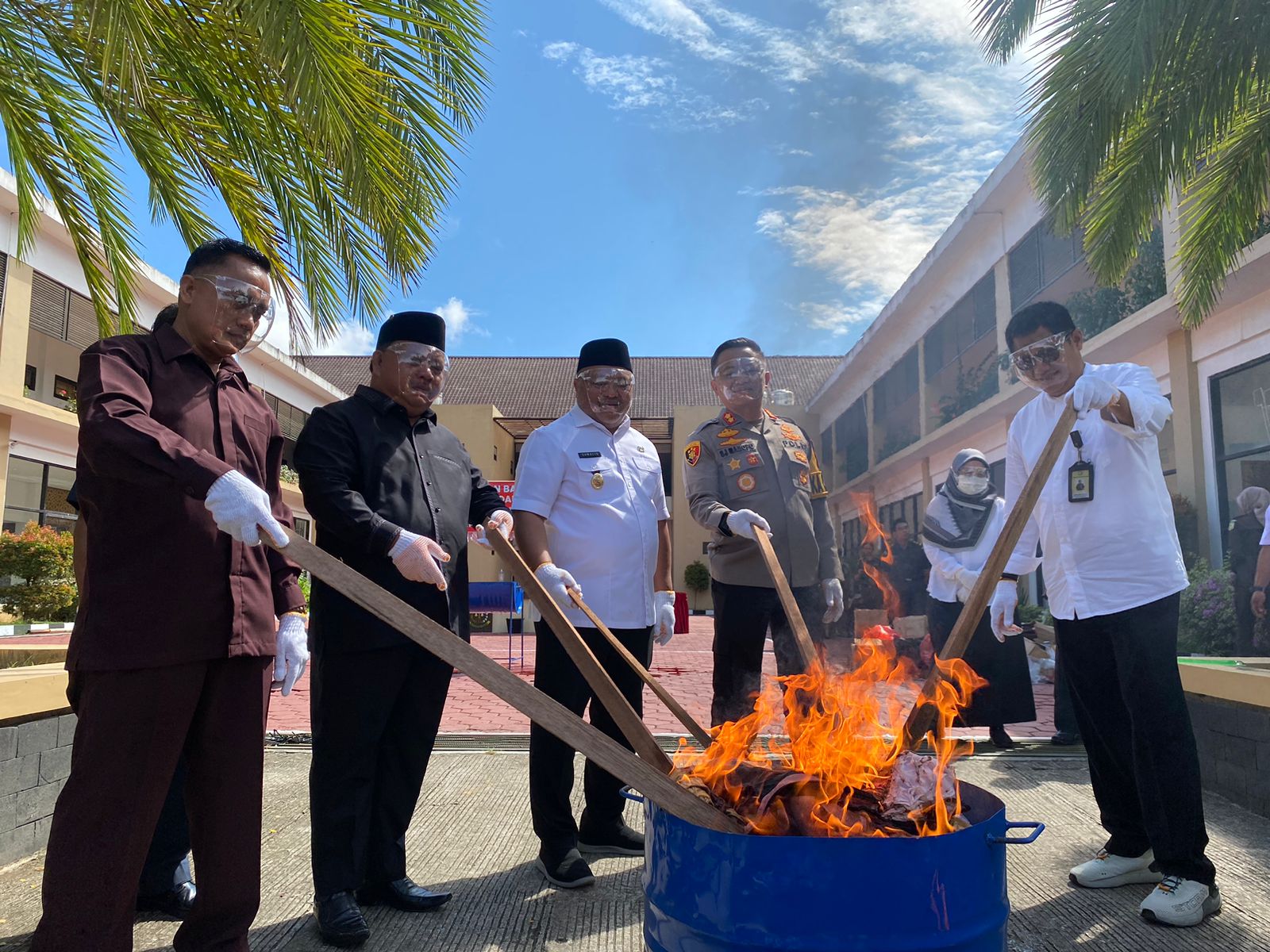 Kejari Berau Memusnahkan Ribuan Barang Bukti Hasil Tindak Pidana Umum