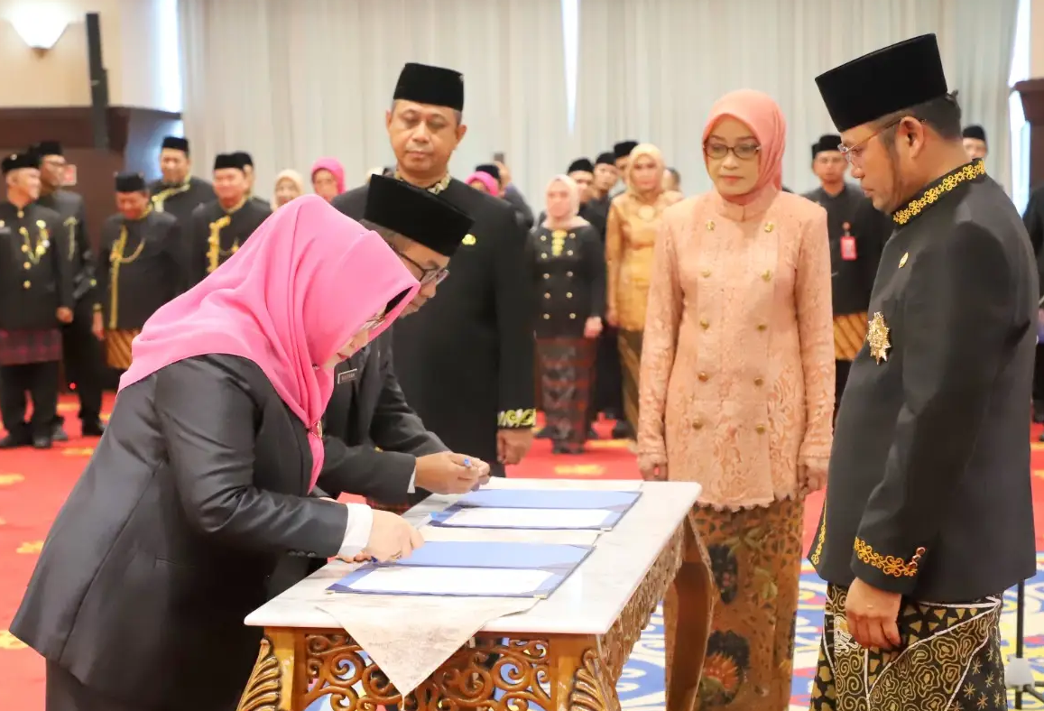 Gubernur Kaltim Lantik Pejabat Baru dan Serahkan Penghargaan ASN Berprestasi
