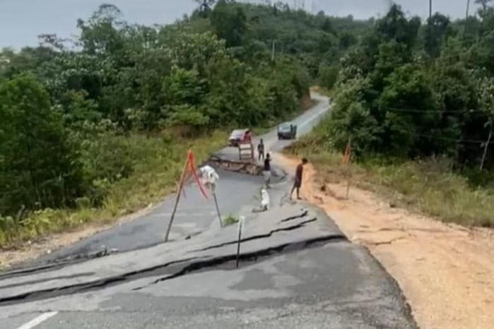 Jalan Poros Penghubung Tiga Kampung di Berau Longsor