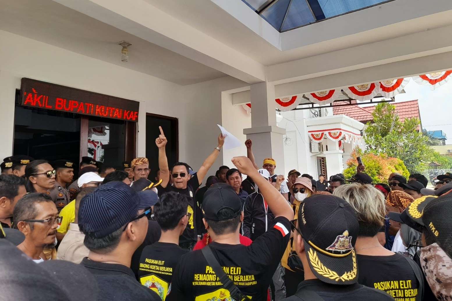 Hari Kedua Demo di KPU Kukar, Ratusan Massa Kecewa karena Komisioner Tidak di Tempat