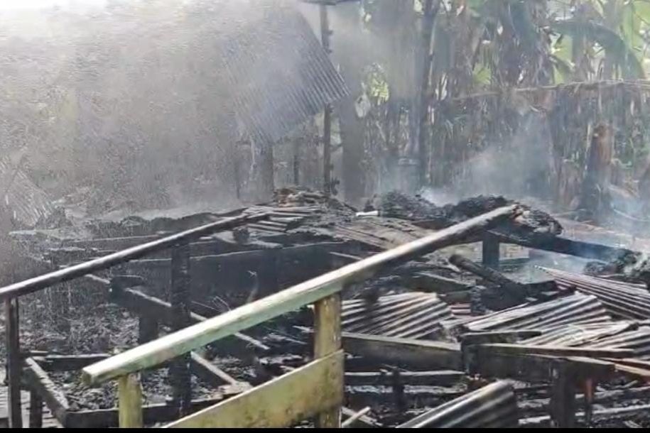 Ditinggal Pergi ke Kebun, Rumah Kayu Milik Warga Lok Bahu Samarinda Habis Terbakar