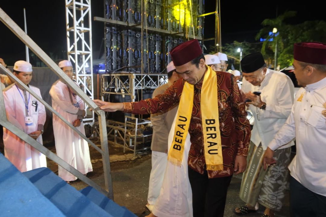 Ketiga Kalinya UAS ke Berau, Ribuan Warga Padati Tabligh Akbar dan Doa Bersama