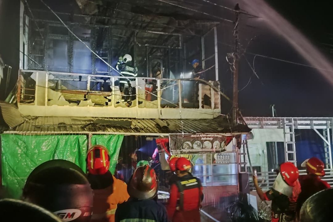 Warung Makan di Jalan Ery Suparjan Samarinda Terbakar, Minimnya Air Hambat Proses Pemadaman