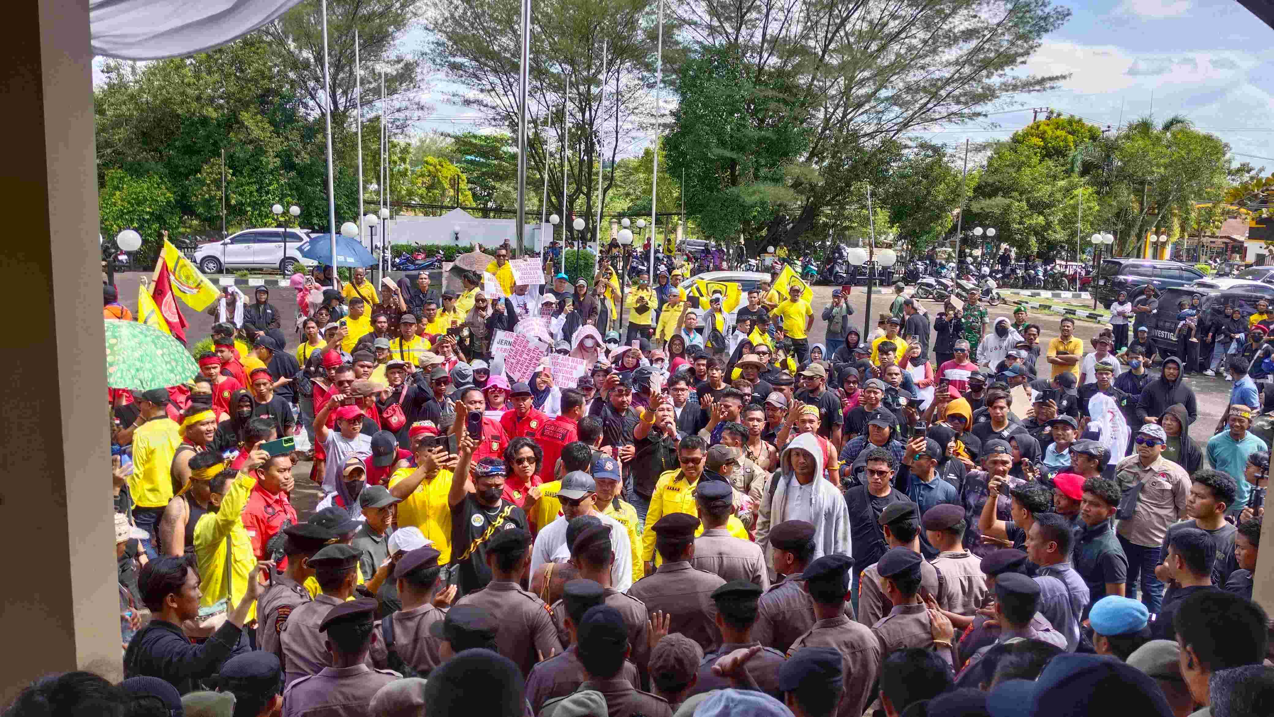 Unjuk Rasa Tolak Kenaikan Tarif Air PDAM di Berau, Massa Aksi: ‘Mundur Dari Dirut PDAM’