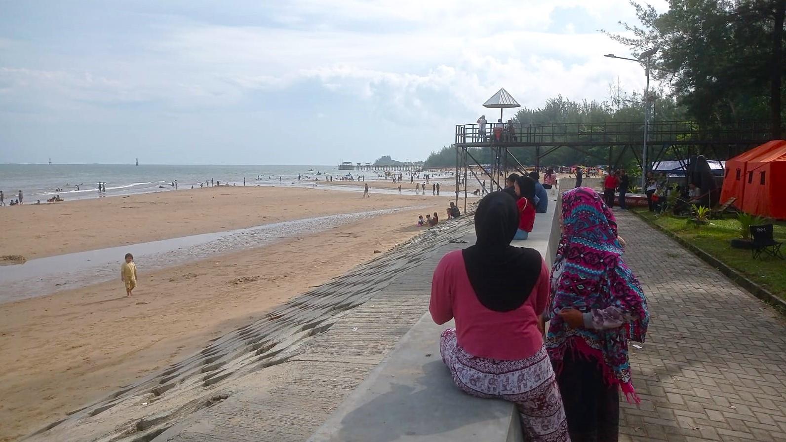 Libur Lebaran, Pengunjung Pantai Manggar Tembus 5 Ribu Orang, Pengelola Tambah Pengawasan
