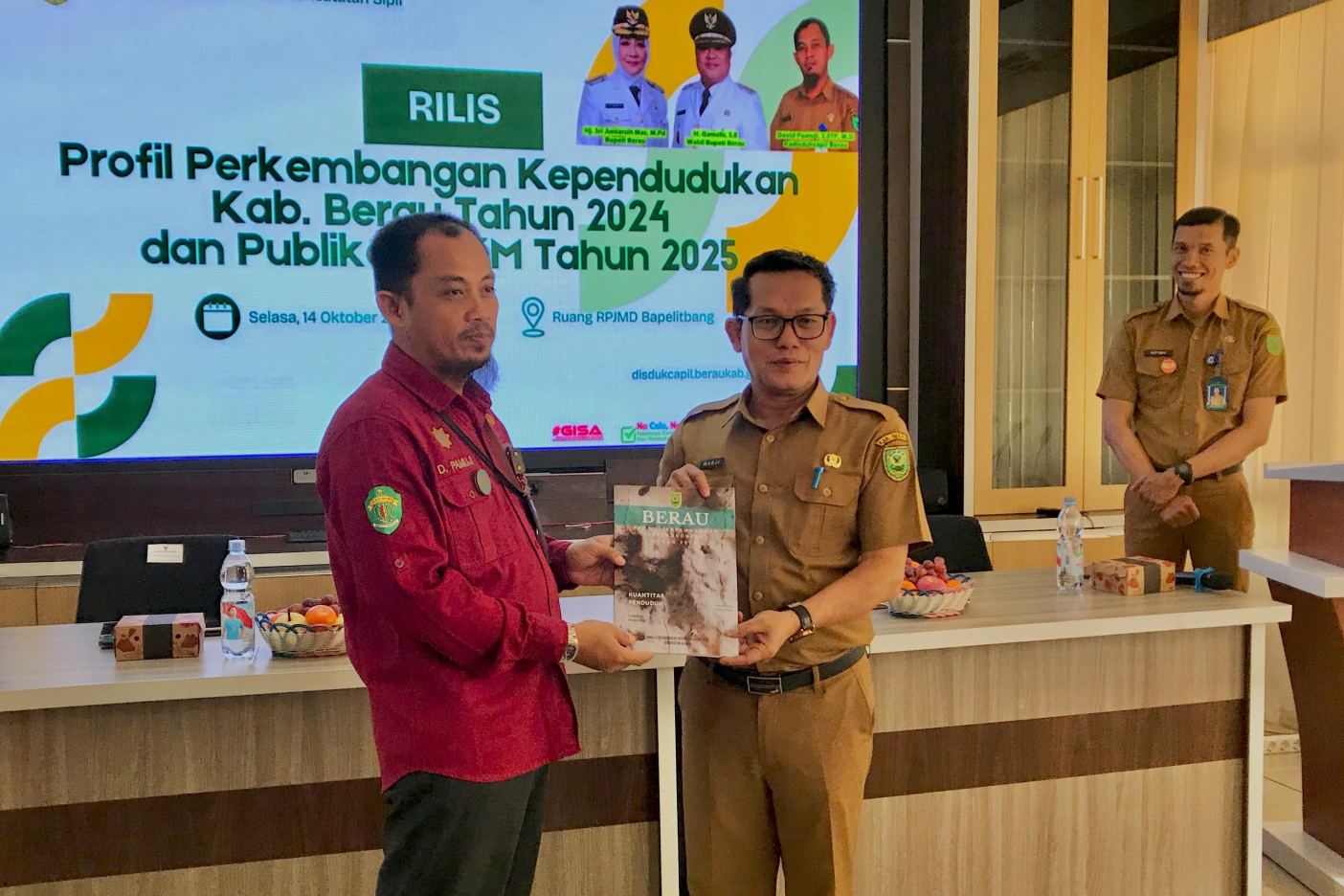 Disdukcapil Berau Terbitkan Buku Profil Perkembangan Kependudukan, Sekaligus Rilis SKM