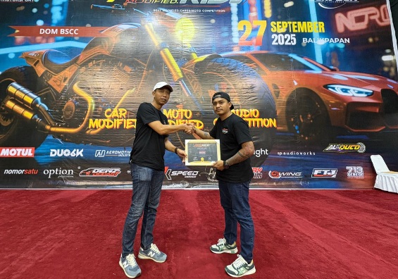 Disway Kaltim Terima Penghargaan sebagai Media Partner Auto Ride Modified 2025