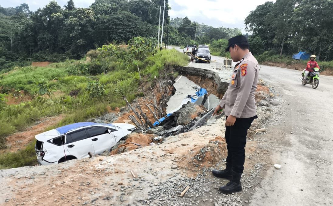 Awas, Jalan Poros Bengalon–Kaliorang Rawan Longsor, Satu Mobil jadi Korban Kecelakaan Tunggal