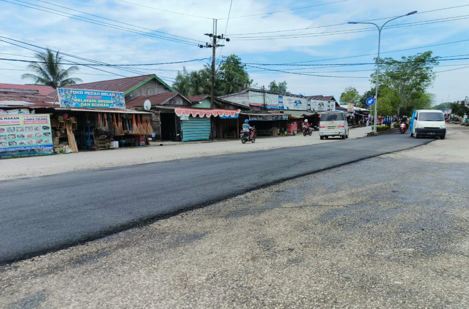Puluhan Titik Jalan berlubang di Tanah Grogot Akhirnya Ditambal Jelang Event Lari