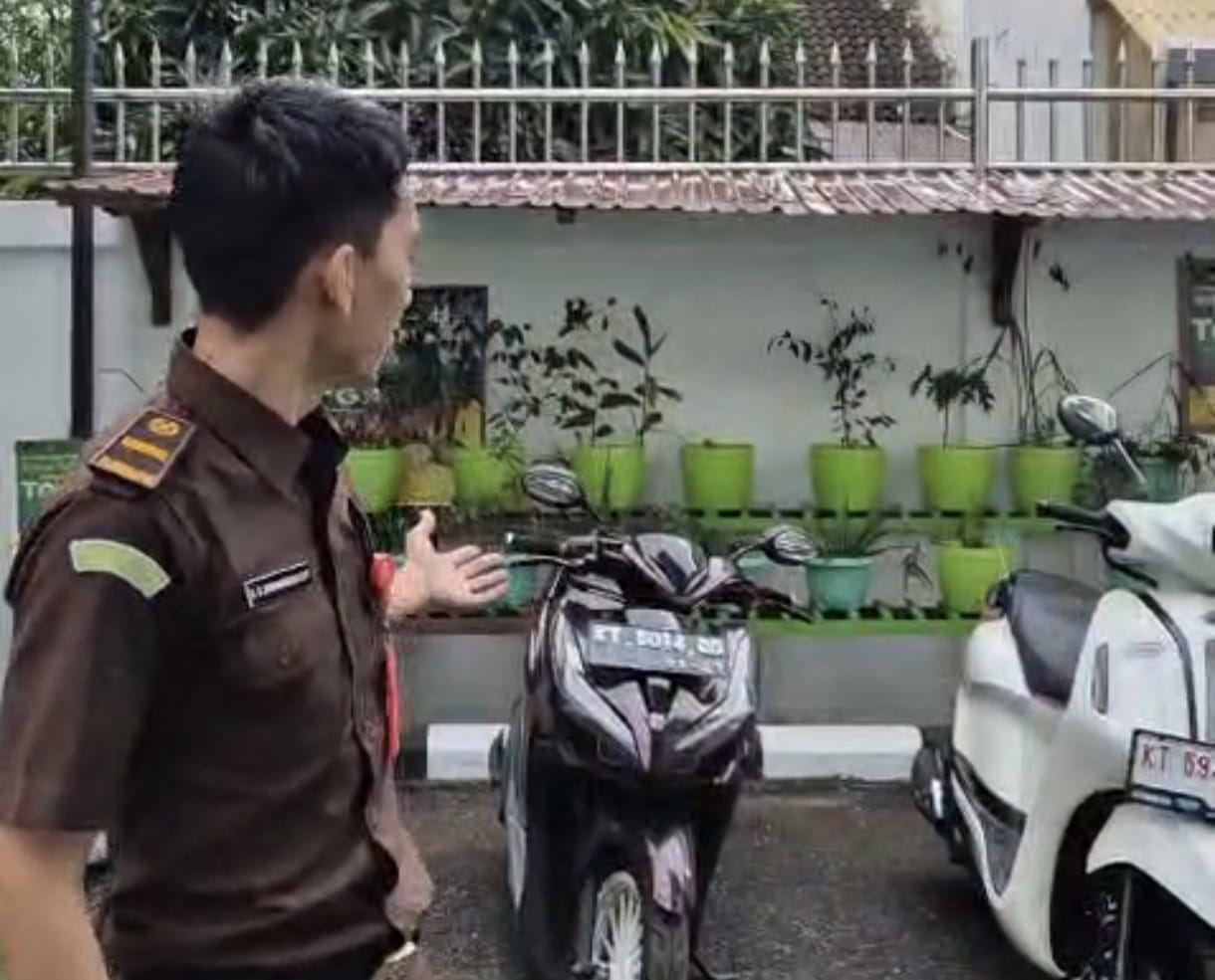 Kejari Bontang Lelang Tiga Motor Bekas Kejahatan Narkotika 