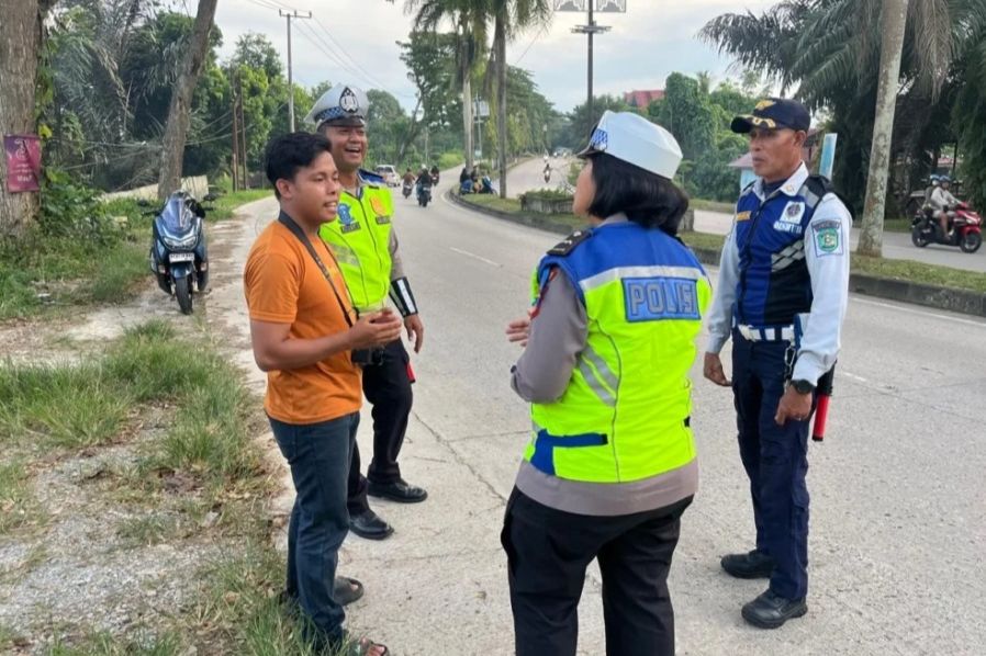 Satlantas Polres Kukar Tertibkan Fotografer yang Beraktivitas di Tikungan, Rawan Kecelakaan!