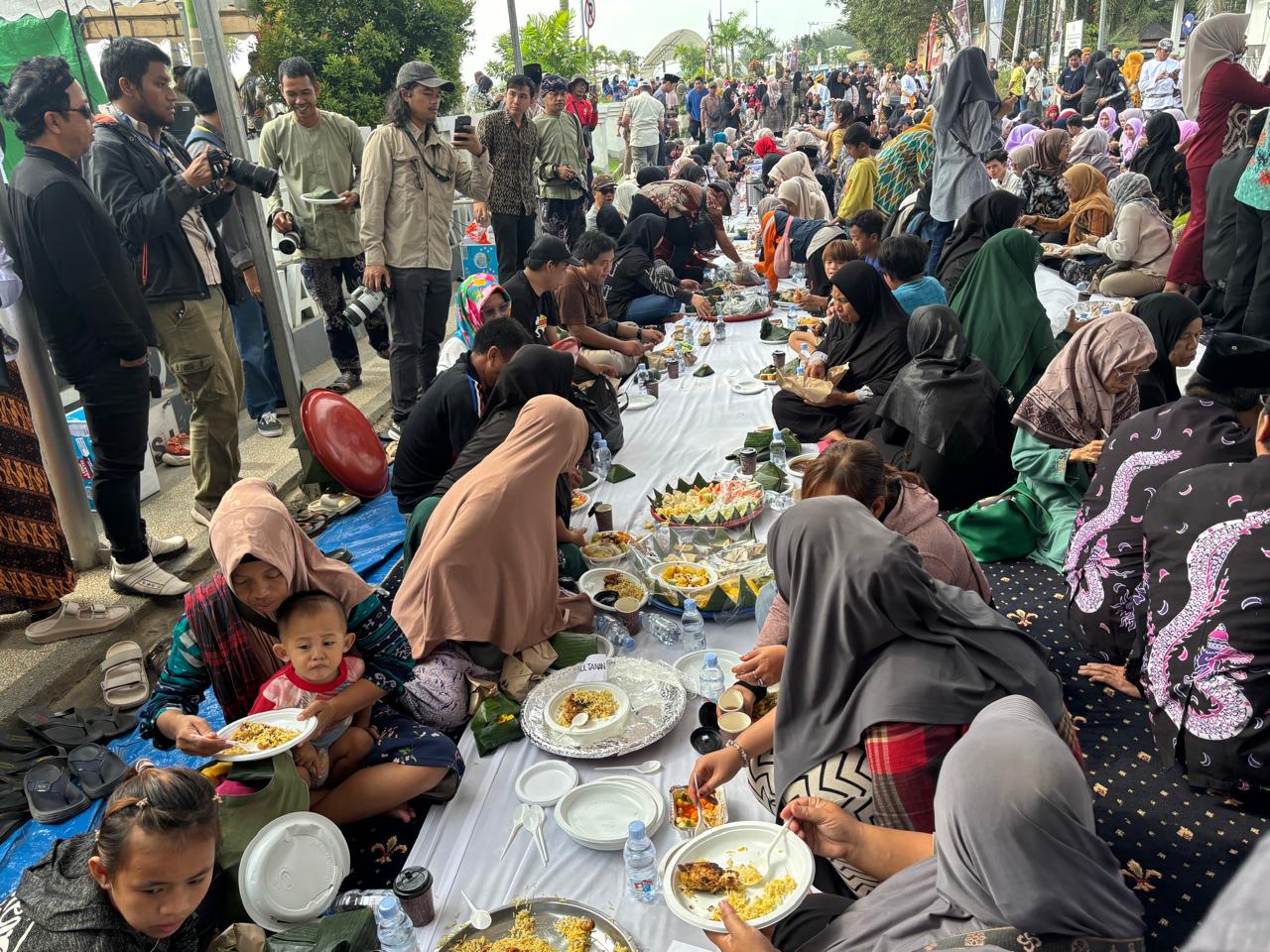 Hangatnya Suasana Tradisi Beseprah:  Saat Bangsawan, Pejabat, Rakyat Duduk Bersama Tanpa Sekat 