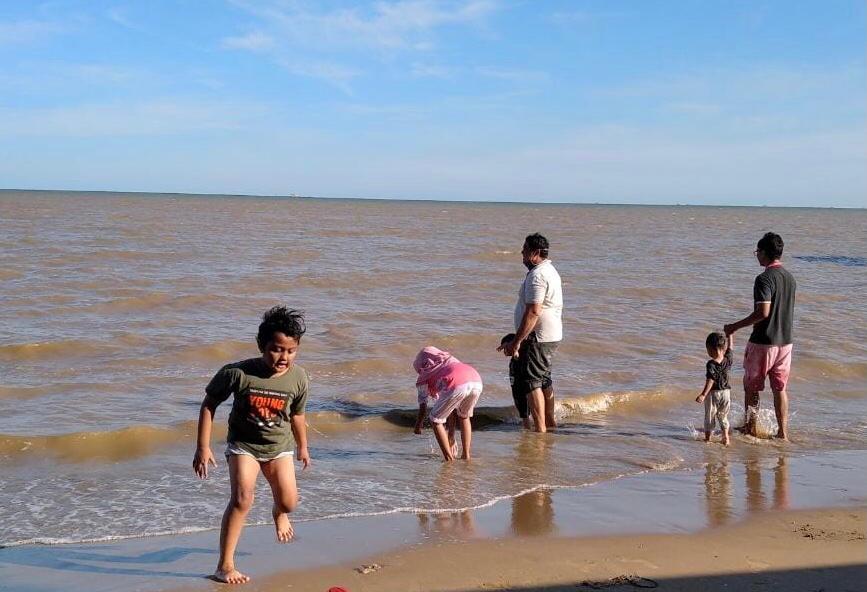 Pantai Biru Desa Kersik Jadi Destinasi Pilihan Warga saat Libur Lebaran