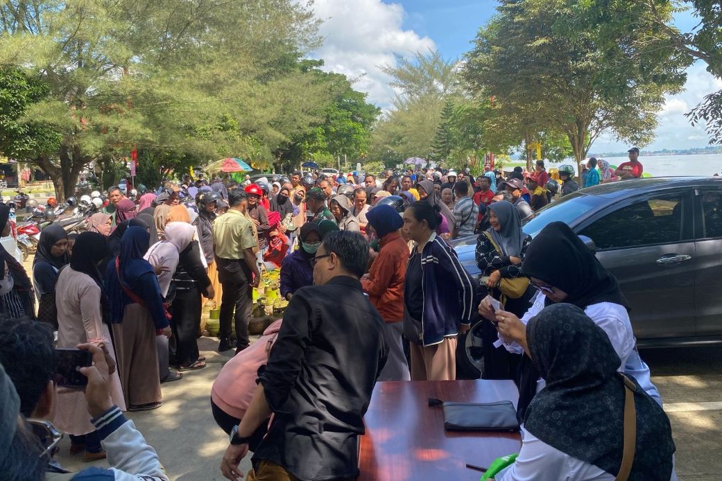Gas LPG 3 Kg Jadi Barang Langka, Warga Tenggarong Serbu Operasi Pasar Murah