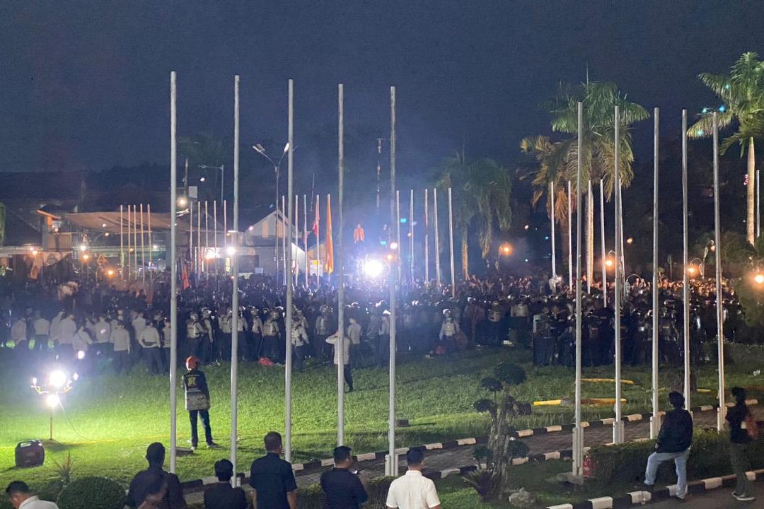 Akses Rapat Dibatasi, Massa Aksi di DPRD Kaltim Desak Transparansi Hak Angket